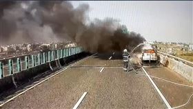嘉義台82快速道路東往西方向12公里處，今天上午發生火燒車意外。（圖／翻攝畫面）