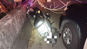 苗栗後龍鎮林姓男高中生，無照駕駛機車拒檢，遭警方圍捕開罰。（圖／翻攝畫面）