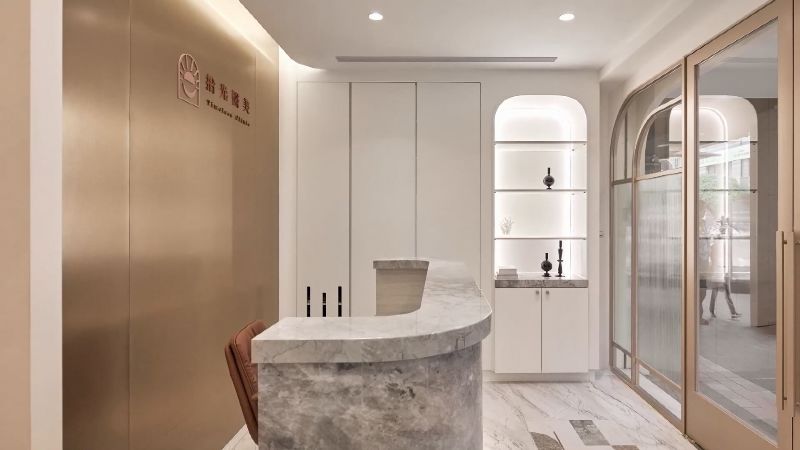 砸6百萬裝潢才知是防空洞!診所掛布條抗議