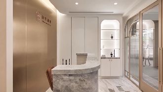 砸6百萬裝潢才知是防空洞!診所掛布條抗議