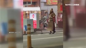 封印解除！盔甲武士夜市買雞排　民眾：穿越時空