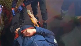 嘉義發生離奇車禍事故，機車騎士彈飛卡進露營車受傷送醫。（圖／翻攝畫面）