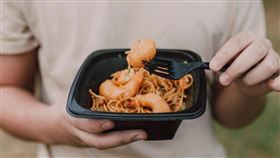 薄塑膠餐盒是可回收的，不過要吸倒掉湯汁並洗去油脂，民眾若沒做好分類，恐會噴1200至6000元。（示意圖／pixabay）

