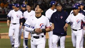 WBCQ台灣5比12不敵西班牙　首戰出師不利世界棒球經典賽資格賽（WBCQ）台灣隊首戰21日晚間登場，面對西班牙強勢進攻，台灣顯得難以招架，終場以5比12吞下敗仗，賽後球員到場中向球迷鞠躬致意。中央社記者王騰毅攝  114年2月21日