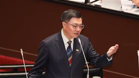 增報氣象是否會延後宣布停班課  卓榮泰回應立委關注若中央氣象署晚間9時多一次颱風預報，是否會延後民眾得知停班停課的時間。行政院長卓榮泰（圖）29日在立法院備詢表示，停班停課要由地方政府決定，也可以按照晚間7點的預報決定。中央社記者謝佳璋攝  113年10月29日