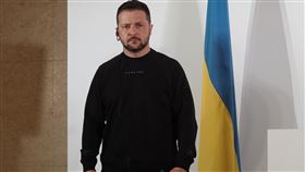 澤倫斯基：烏克蘭遭俄軍轟炸慘狀如廣島原爆後情況烏克蘭總統澤倫斯基受邀出席在日本廣島舉辦的七大工業國集團峰會，21日下午觀看原爆資料館內廣島遭原子彈轟炸後的慘狀，他說如同遭俄軍火砲攻擊後成了廢墟的烏克蘭城鎮。中央社記者楊明珠廣島攝  112年5月21日