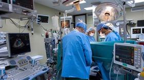 一名男子因為智齒與口中囊腫的關係就診，但醫院工作人員搞錯檢體，導致男子被診斷罹患惡性下顎腫瘤，接受了下顎移除手術，直到男子回診後，才知道醫院竟然搞錯檢體。（示意圖／pixabay）

