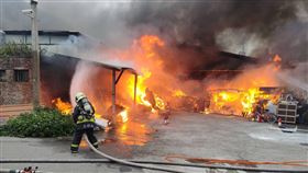 台中北屯工廠竄火舌！黑煙直逼台74線