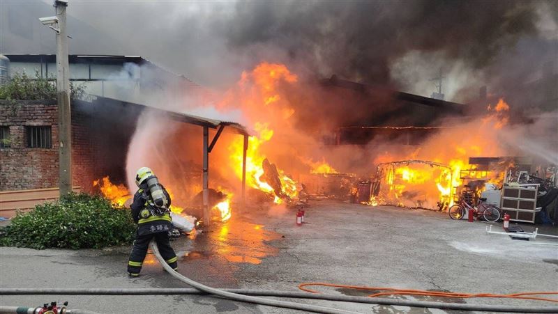 新／台中北屯倉庫竄火舌！黑煙直逼台74線