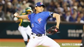 ▲WBC資格賽對南非，台灣隊先發投手沙子宸身體不適退場，李東洺上場接替投球。（圖／記者劉彥池攝影）