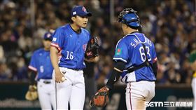 ▲WBC資格賽對南非，台灣隊第2任投手李東洺被連續擊出安打，捕手蔣少宏喊暫停。（圖／記者劉彥池攝影）