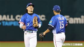 ▲WBC資格賽對南非，台灣隊游擊手張育成美技製造雙殺守備。（圖／記者劉彥池攝影）