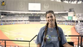 ▲中信兄弟打擊教練莎菈（Sarah Edwards），到大巨蛋觀看經典賽資格賽。（圖／中信兄弟提供）