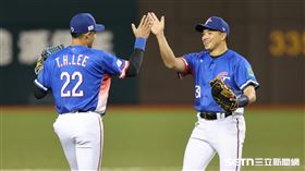 ▲WBC資格賽對南非，台灣隊三壘手李宗賢抓下最後出局數和吳念庭擊掌。（圖／記者劉彥池攝影）