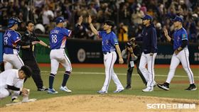 ▲WBC資格賽對南非，台灣隊拿下勝利，隊長陳傑憲和隊友擊掌。（圖／記者劉彥池攝影）