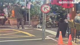 女藝人唐玲的黑色手提包被街友順手牽羊。（圖／翻攝畫面）