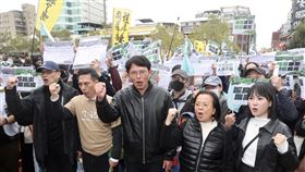 黃國昌出席護民主、反威權誓師大會台灣民眾黨主席黃國昌（前中）22日下午在台北出席「護民主 反威權」掃除綠衛兵誓師大會，現場與支持者合影並高喊口號。中央社記者張皓安攝  114年2月22日