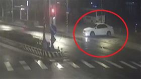 新北土城發生鬥毆砍人事件，男遭砍傷丟包在醫院門口。（圖／翻攝畫面）