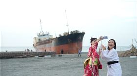 主持人(左/曾甜、右/阿白)與擱潛的船隻打卡合照