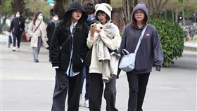 大陸冷氣團持續影響  北部偏冷中央氣象署18日表示，大陸冷氣團影響至19日清晨，北部、宜蘭平地低溫約攝氏13、14度。圖為台北市中正區逛街民眾穿著連帽衣物保暖。中央社記者謝佳璋攝  114年2月18日