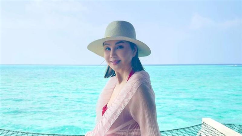 68歲最美童星披薄紗玩水　逆齡身材藏不住