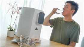 瞬熱開飲機相較於傳統電熱水瓶更省電。（圖／486團購提供）