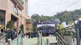 竹聯幫主黃少岑靈堂並未見到大批黑衣人，顯見家屬態度低調。（圖／翻攝畫面）