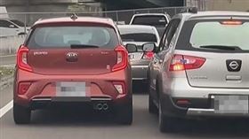  一輛紅車在前往國道入口時試圖插隊，右側的銀車見狀堅持不讓，甚至火大敲紅車的車窗，結果2輛車就在同一車道上並排行駛。（圖／翻攝自爆廢公社）