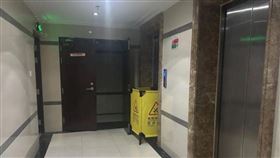 ▲事發電梯仍在維修中。（圖／翻攝自微博）

