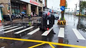 新北李姓男子無照駕駛賓士肇事，整台車側翻倒在路中央。（圖／翻攝畫面）
