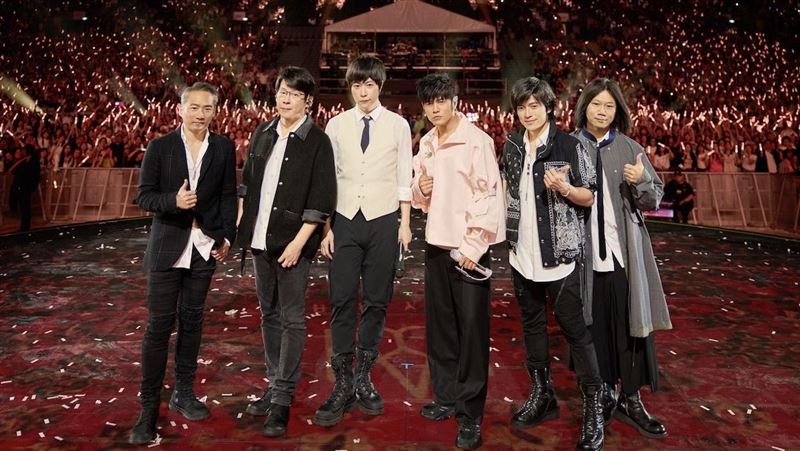 周杰倫合體五月天　演出後急問：地洞在哪