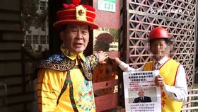 索工程尾款反被揍！8旬翁打的人曾「參選過總統」。2023年周克琦（右）與十大槍擊要犯藍信祺（左）搭檔登記參選總統。