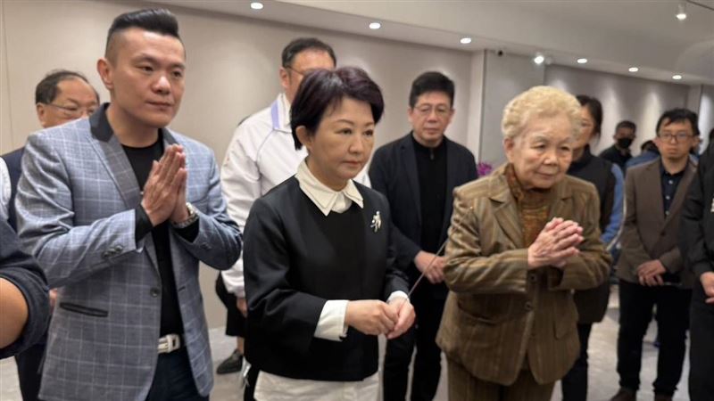 盧秀燕至柯父靈堂弔唁！祈求柯家順心