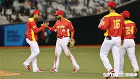 ▲WBC資格賽，西班牙9：1擊敗南非，球員賽後擊掌慶祝勝利。（圖／記者劉彥池攝影）