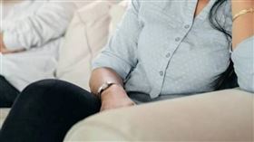 即使是最穩固的夫妻關係，也可能因伴侶的數位行為而產生不安。（示意圖／翻攝Pexels）