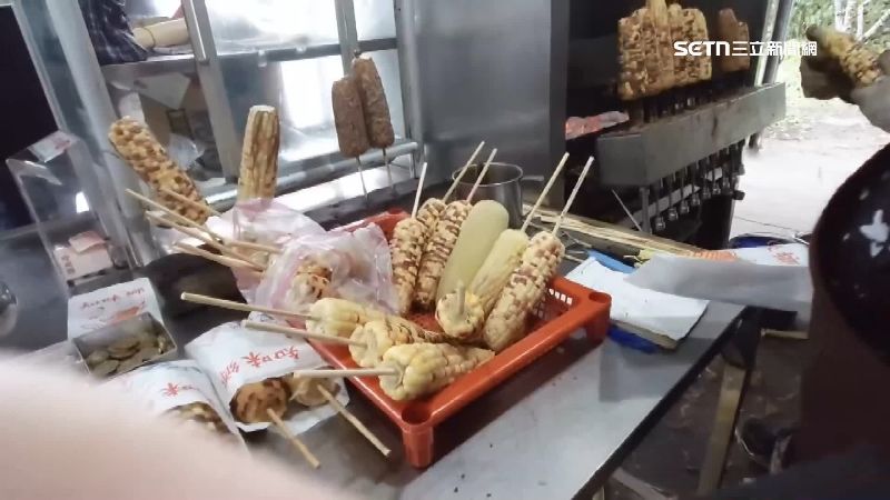 萬里烤玉米名店1支200　業者：有先講好價