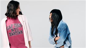 丹寧套裝也是Y2K風格的重點穿搭方向之一。（圖／品牌業者提供）