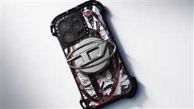 DIESEL + CASETiFY融合Diesel大膽且實用的風格，搭配CASETiFY在科技配件上的創新詮釋。（圖／品牌業者提供）