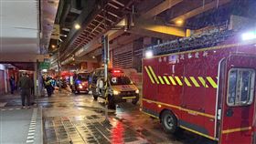 中和區昨晚發生嚴重火警，27歲單親媽深陷火海遭救回。（圖／警方提供）