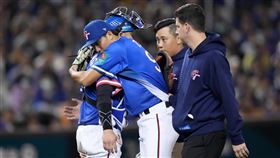 ▲沙子宸先發因為雙腿抽筋臨時退場，與捕手蔣少宏擁抱。（圖／中華棒協提供）