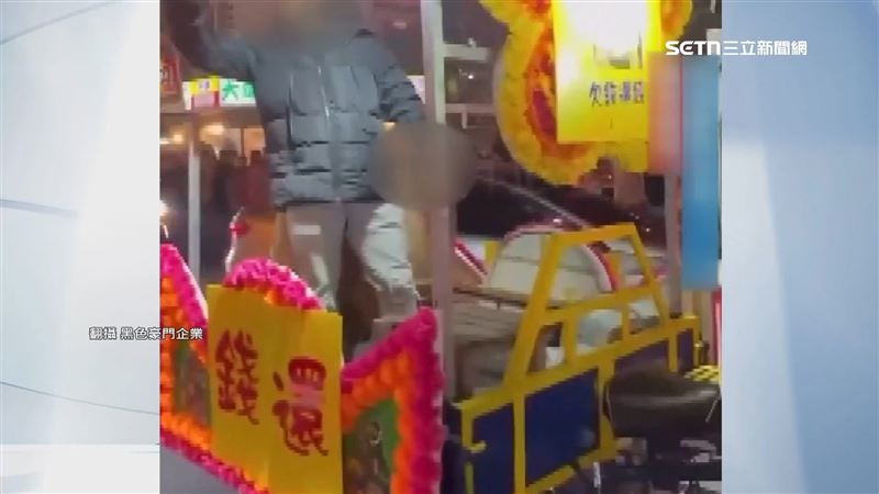 東港夜市內花車敲鑼放鞭炮　竟是來討債