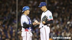 ▲WBC資格賽對尼加拉瓜，台灣隊先發投手徐翔聖被連續擊出安打，捕手蔣少宏喊暫停。（圖／記者劉彥池攝影）