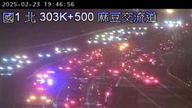 台南國道發生嚴重追撞，車流回堵6公里。（圖／翻攝自國道即時影像）
