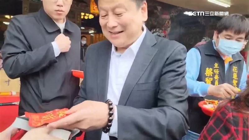 傅崐萁回防「半天跑12宮廟」綠議員：怕了