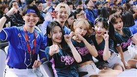 包含李雅英（中）在內的13位韓籍啦啦隊女神幫台灣隊加油。應援團長阿崔（左）曝原因。（圖／翻攝自come_together.2025 IG）