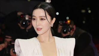 范冰冰「大U挖空戰袍」不慎露出胸貼。（圖／翻攝自微博）