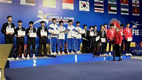 台灣男子擊劍隊在2025年亞洲青少年擊劍錦標賽收下團體組金牌。（圖／教練丁泓剴提供）