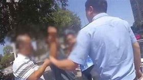 喝醉路倒的老人，以為被好心少年撞倒，連賞他5個巴掌。（圖／翻攝自央視網）