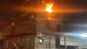 台南市新化區一處民宅發生火警，所幸屋內8人自行脫困。（圖／翻攝畫面）