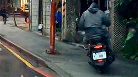 今年3月1日起，基隆加強取締車輛行駛騎樓、人行道之行為。（圖／翻攝畫面）